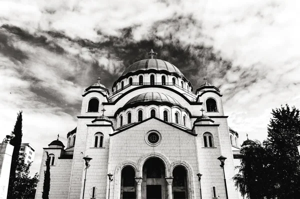 B&W the Saint Sava christian catedral with blue cloudy sky in th — Stock Photo, Image