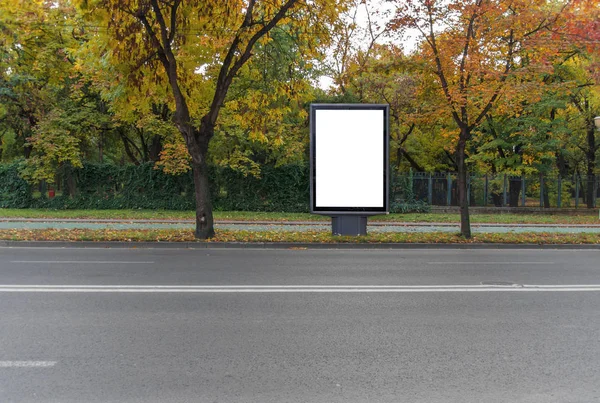 Czarny pusty billboard na drodze za ogłoszenie — Zdjęcie stockowe