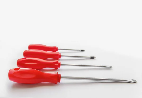 Cacciavite per utensili in metallo lucido e plastica rosso quattro per la riparazione — Foto Stock