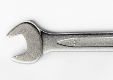 Makinist gümüş metal araç anahtarı üzerinde beyaz izole onarım için