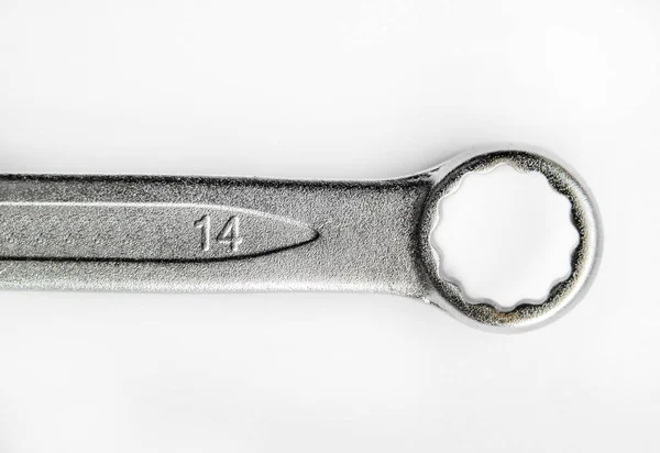 Makinist gümüş metal araç anahtarı üzerinde beyaz izole onarım için — Stok fotoğraf