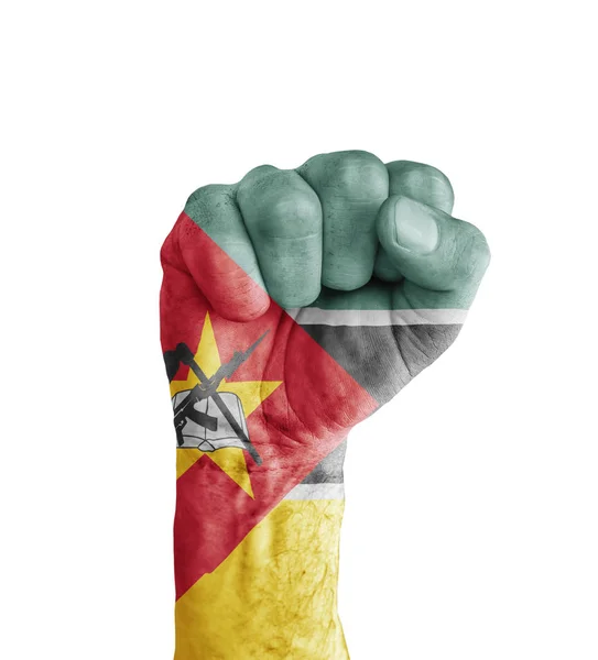 Flagge von Mosambik wie Siegessymbol auf Menschenfaust gemalt — Stockfoto