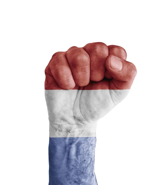 Флаг Нидерландов, нарисованный на человеческом кулаке как символ победы — стоковое фото