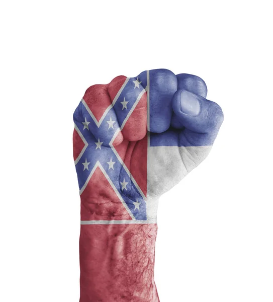 Флаг штата Миссисипи, нарисованный на человеческом кулаке, как победа — стоковое фото