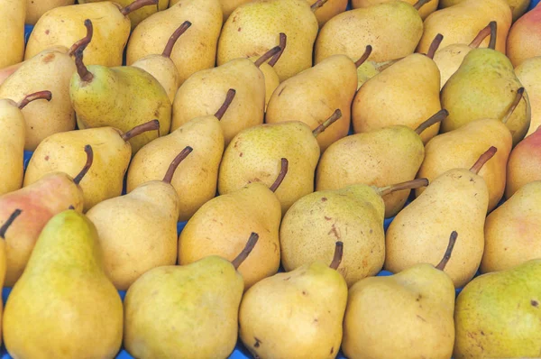 Fresh helathy sweet pile pear on market ready fot selling — Stock Photo, Image