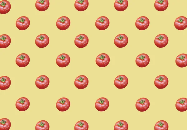 Hel ekologisk hälsosam färska stora röda mogna tomater på gula bac — Stockfoto