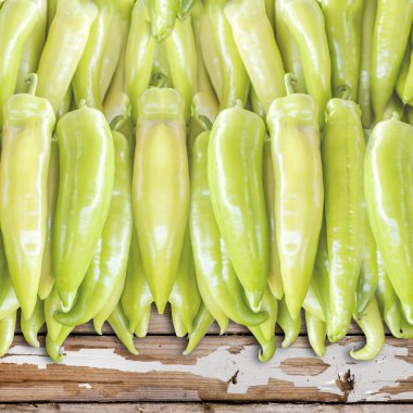 Organik ve lezzetli taze Bahçe Yeşil ve sarı kırmızı biber, bir