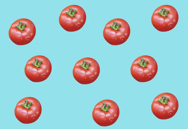 Organische gezonde verse grote rode rijpe tomaten op blauwe achtergrond — Stockfoto