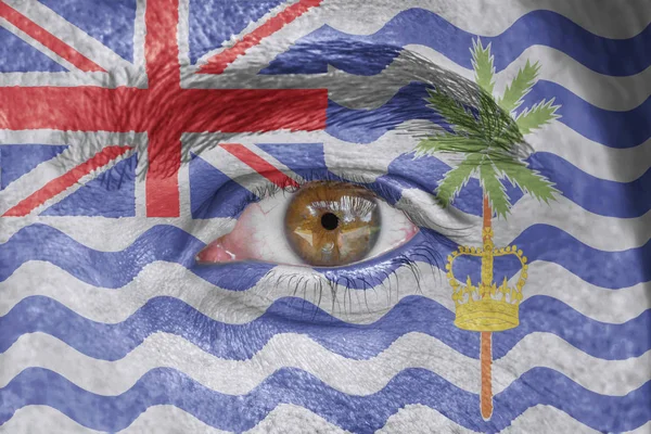 Menselijk gezicht en ogen geschilderd met vlag voor Britse Indische Oceaan Te — Stockfoto