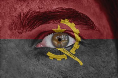 İnsan yüz ve göz Angola bayrağı ile boyalı