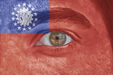 İnsan yüz ve göz Burma bayrağı ile boyalı