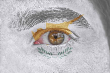 İnsan yüz ve göz Kıbrıs bayrağı ile boyalı