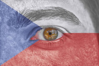 İnsan yüz ve göz Çek Cumhuriyeti bayrağı ile boyalı