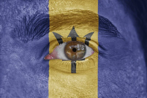 Людське обличчя і очі пофарбовані прапор Барбадосу — стокове фото