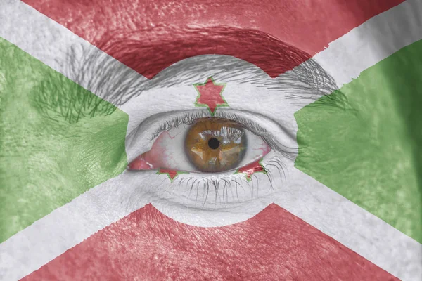 Menselijk gezicht en ogen geschilderd met de vlag van Burundi — Stockfoto