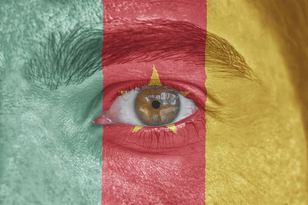 Rostro y ojo humanos pintados con bandera de Camerún — Foto de Stock