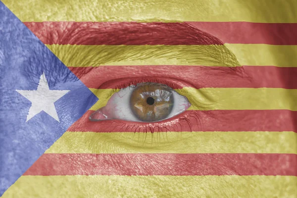 Rostro y ojo humano pintado con bandera de Cataluña — Foto de Stock