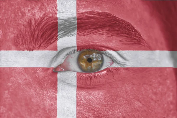 Ludzka twarz i oczy pomalowane banderą Danii — Zdjęcie stockowe