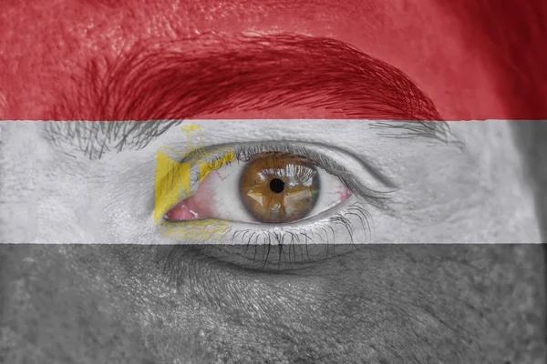 Menselijk gezicht en ogen geschilderd met de vlag van Egypte — Stockfoto