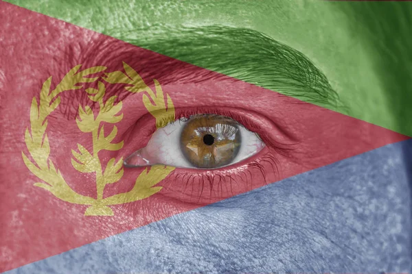 Visage et oeil humains peints avec le drapeau de l'Érythrée — Photo