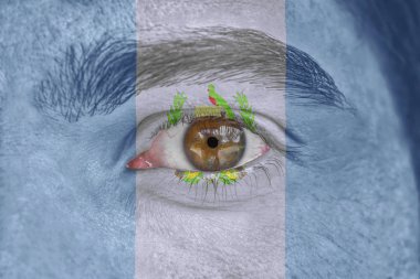 İnsan yüz ve göz Guatemala bayrağı ile boyalı