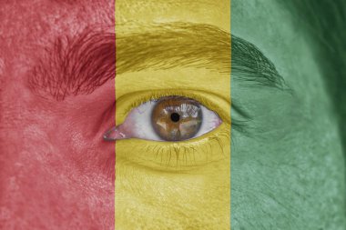 İnsan yüz ve göz Gine bayrağı ile boyalı