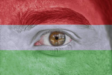 İnsan yüz ve göz Macaristan bayrağı ile boyalı