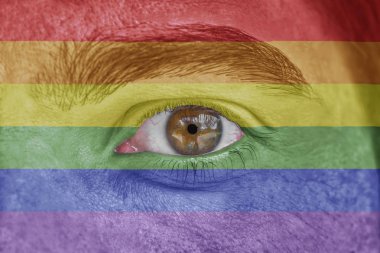 İnsan yüz ve göz Lgbt hareketinin bayrağı ile boyalı