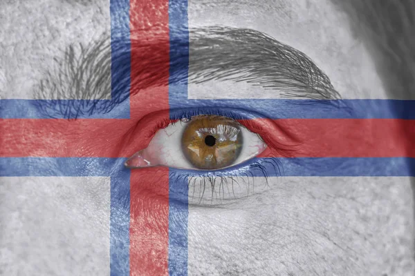 Lidskou tvář a oči malované Vlajka Faerských ostrovů — Stock fotografie