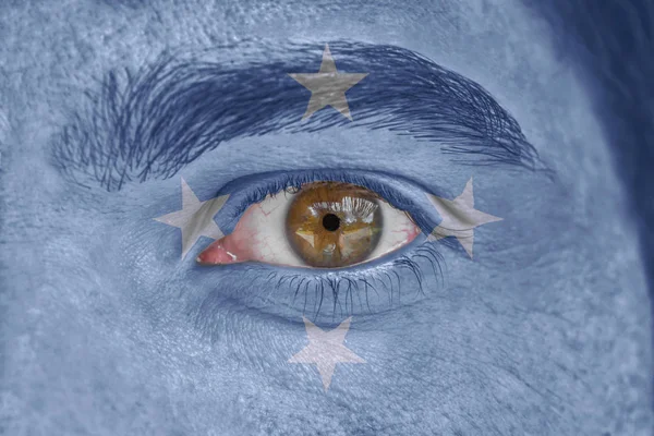 인간의 얼굴과 눈 미크론의 페더레이션 상태의 국기와 그린 — 스톡 사진