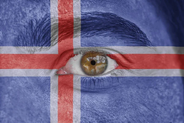 Людське обличчя і очі пофарбовані прапор Ісландії — стокове фото