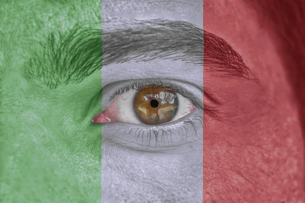 Menselijk gezicht en ogen geschilderd met de vlag van Italië — Stockfoto
