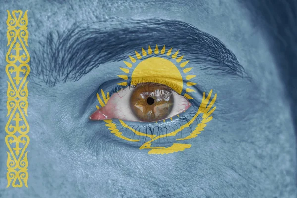 Menselijk gezicht en ogen geschilderd met vlag van Kazachstan — Stockfoto