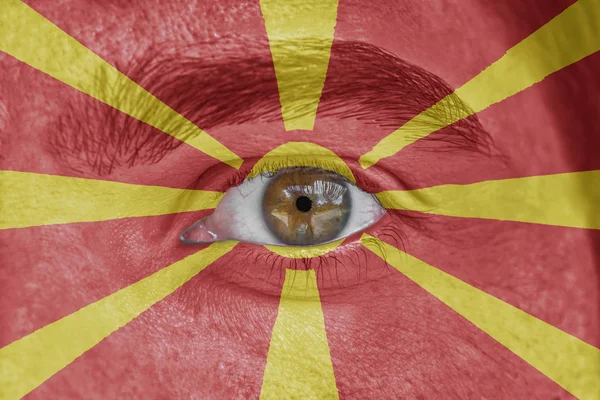Cara y ojo humano pintado con bandera de Macedonia — Foto de Stock