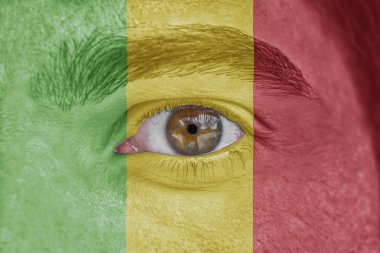 İnsan yüz ve göz Mali bayrağı ile boyalı