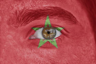 İnsan yüz ve göz Fas bayrağı ile boyalı