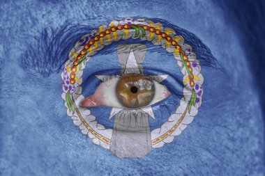 İnsan yüz ve göz Kuzey Marina Adaları bayrağı ile boyalı