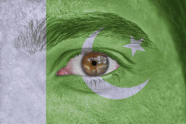 Ανθρώπινο πρόσωπο και μάτια βαμμένα με σημαία του Πακιστάν — Φωτογραφία Αρχείου