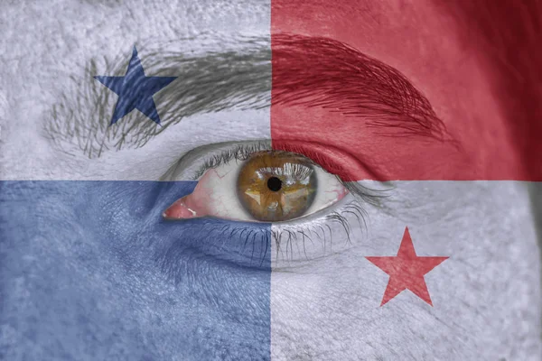 İnsan yüz ve göz Panama bayrağı ile boyalı