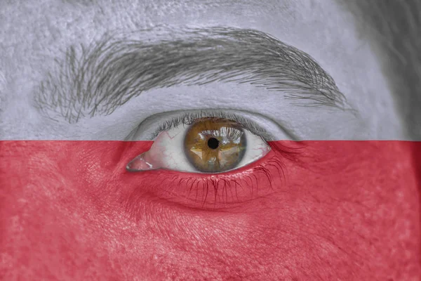 Menselijk gezicht en ogen geschilderd met vlag van Polen — Stockfoto