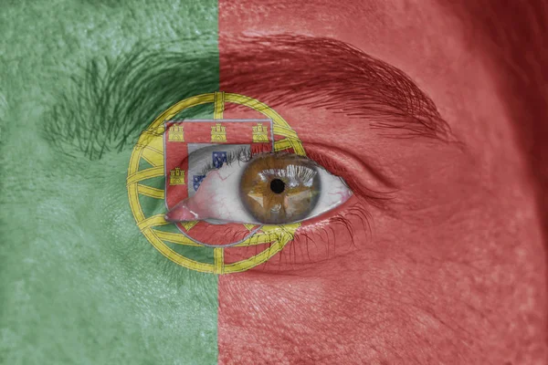 Cara humana e olho pintado com bandeira de Portugal — Fotografia de Stock