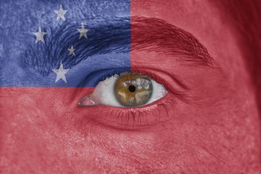 İnsan yüz ve göz Samoa bayrağı ile boyalı