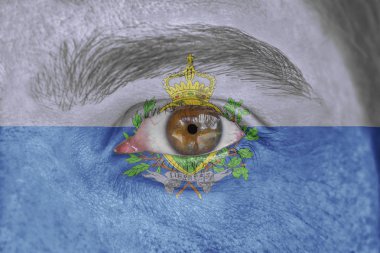 İnsan yüz ve göz San Marino bayrağı ile boyalı