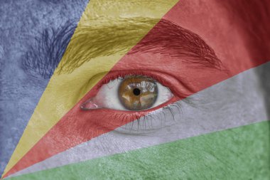 İnsan yüz ve göz Seyşel Adaları bayrağı ile boyalı