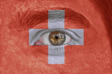 İnsan yüz ve göz İsviçre bayrağı ile boyalı