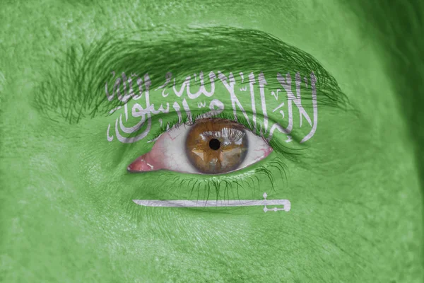 Emberi arc és a szem festett, Szaúd-Arábia zászlaja — Stock Fotó