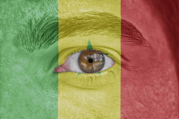 人脸和眼睛画着国旗的塞内加尔 — 图库照片