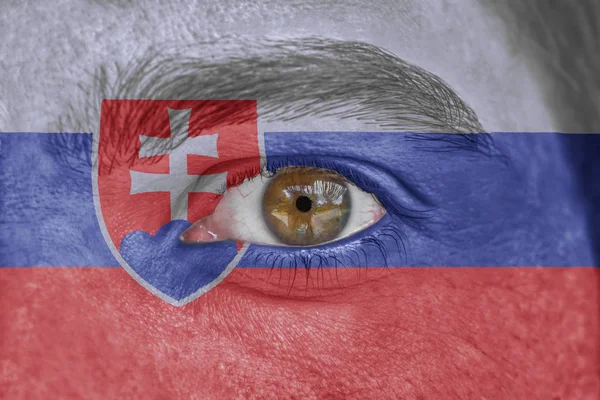 Emberi arc és a szem festett Szlovákia zászlaja — Stock Fotó