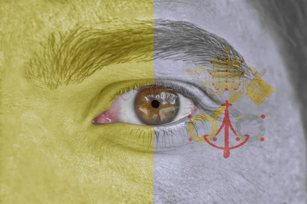 Людське обличчя і очі пофарбовані прапор Ватикану — стокове фото