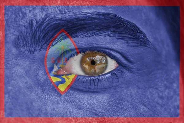 Mänskligt ansikte och ögon målade med oss statsflagga av Guam — Stockfoto